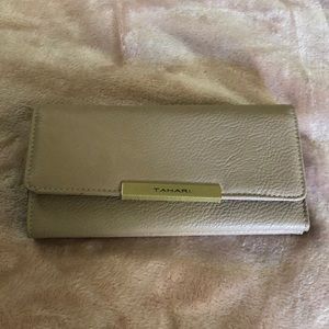 Tahari wallet